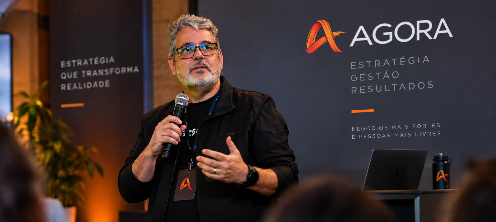 Antônio Santos apresentando em evento AGORA